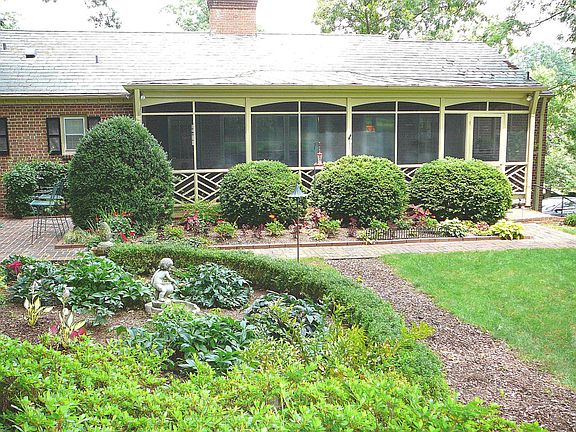 4th image of 1035 Meadowview Dr