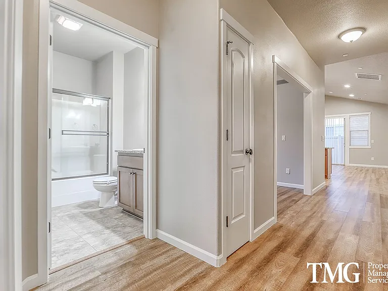 8227 NE 20th St — Photo 3