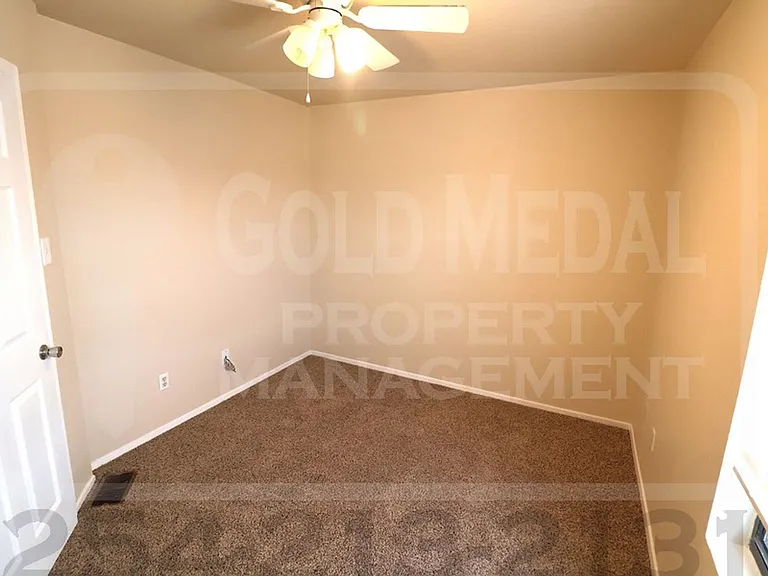 1106 Leslie Cir — Photo 9