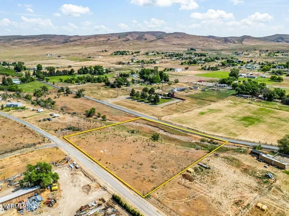 1335 Gibson Rd, Selah, WA 98942