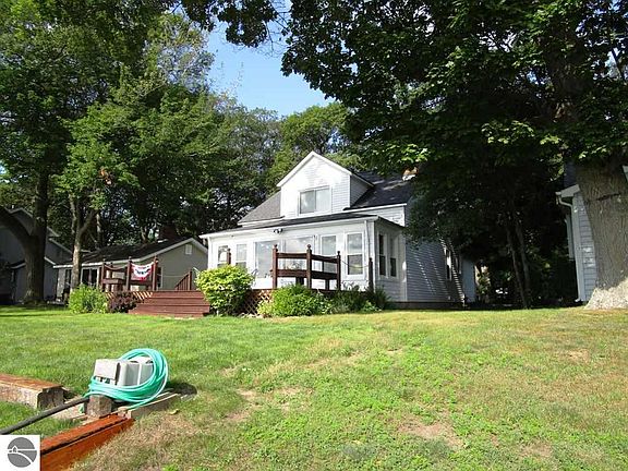 4th image of 1597 Douglas Dr