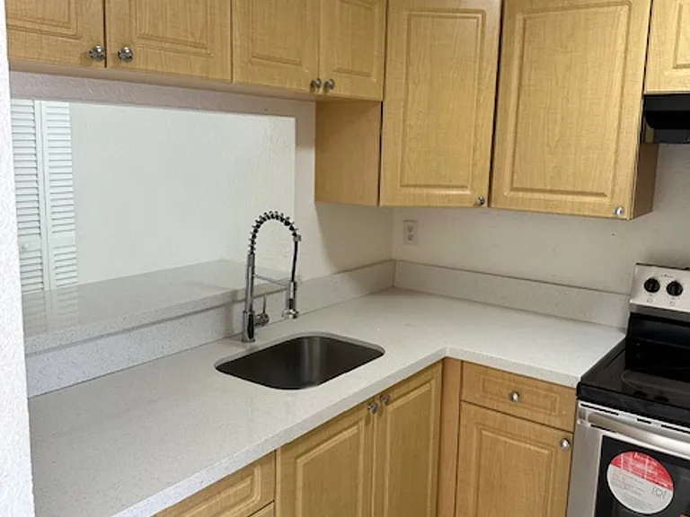1095 W 77 St Hialeah, FL 33014 — Photo 3