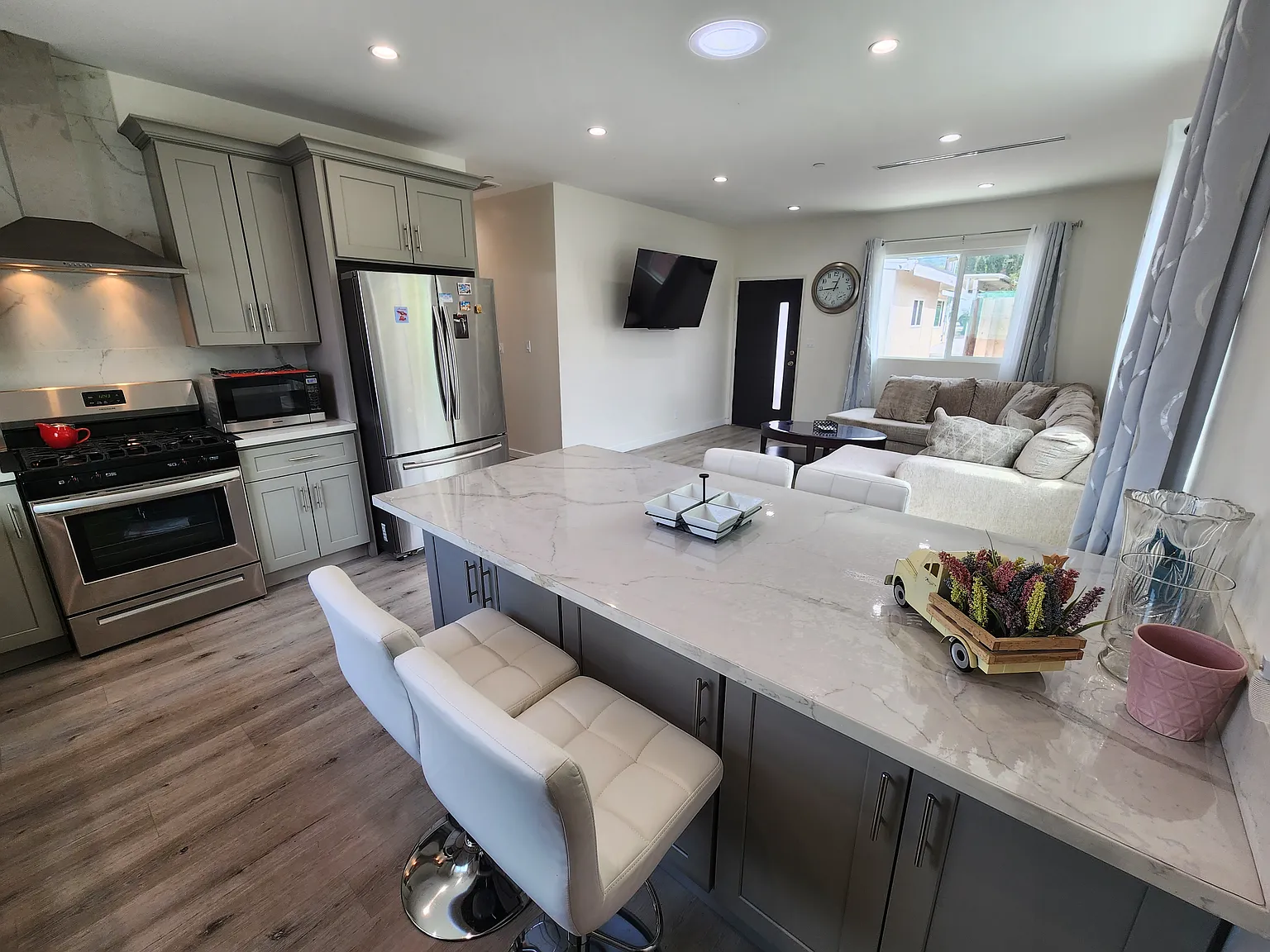 2 bed, 1060 sqft, $3,000 — Photo 1
