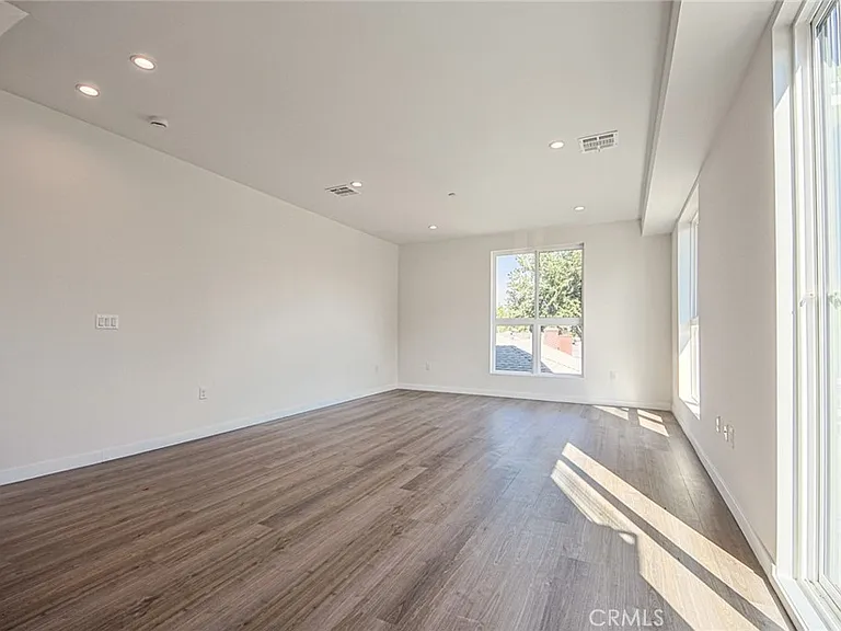 10719 Addison St — Photo 29