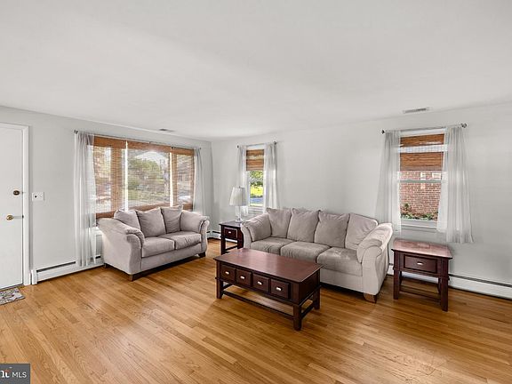 3rd image of 230 Rollingbrook Way