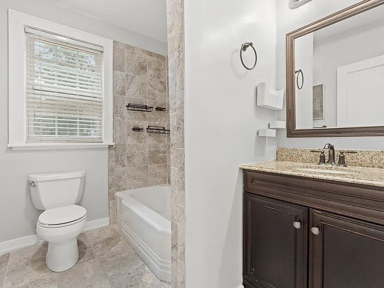 1211 Larchmont Cres — Photo 19