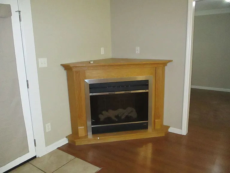 1219 Long Point Dr — Photo 6