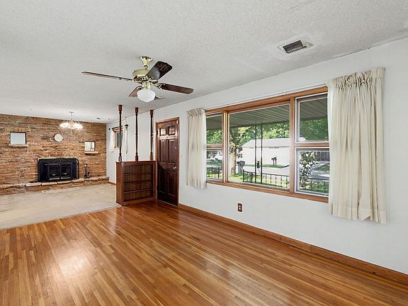 3rd image of 1156 N Lakeview Dr