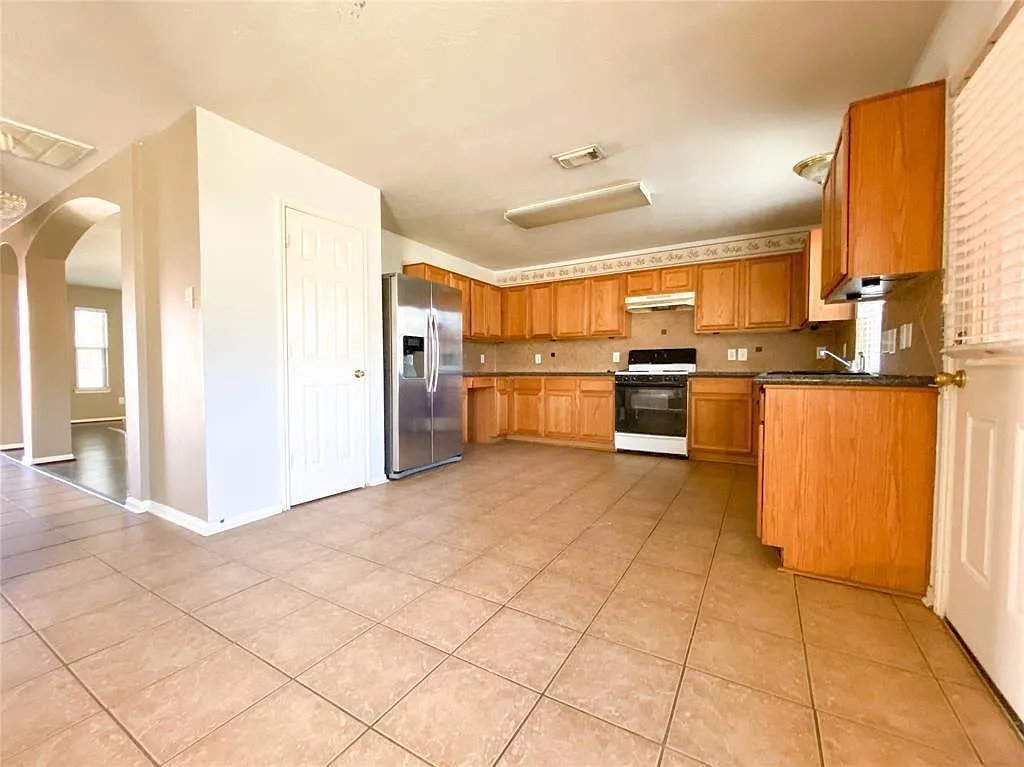 4 bed, 2.5 bath, 2784 sqft, $2,100 — Photo 3