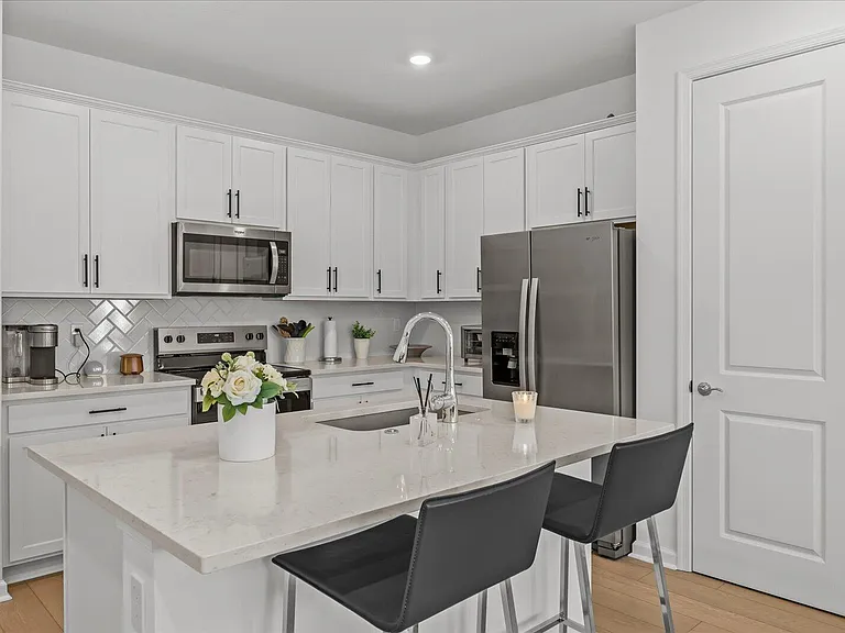 276 SW Sally Way — Photo 10