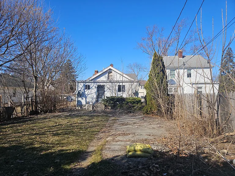 910 Woodward Ave — Photo 26