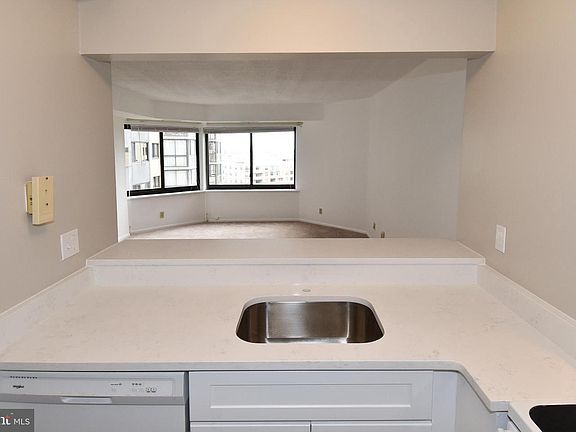 5th image of 900 N Stafford St APT 1202