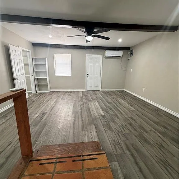 700 E Sam Houston Blvd — Photo 10