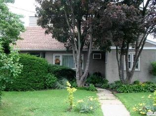 9 Castleton Ct, Oceanside, NY 11572