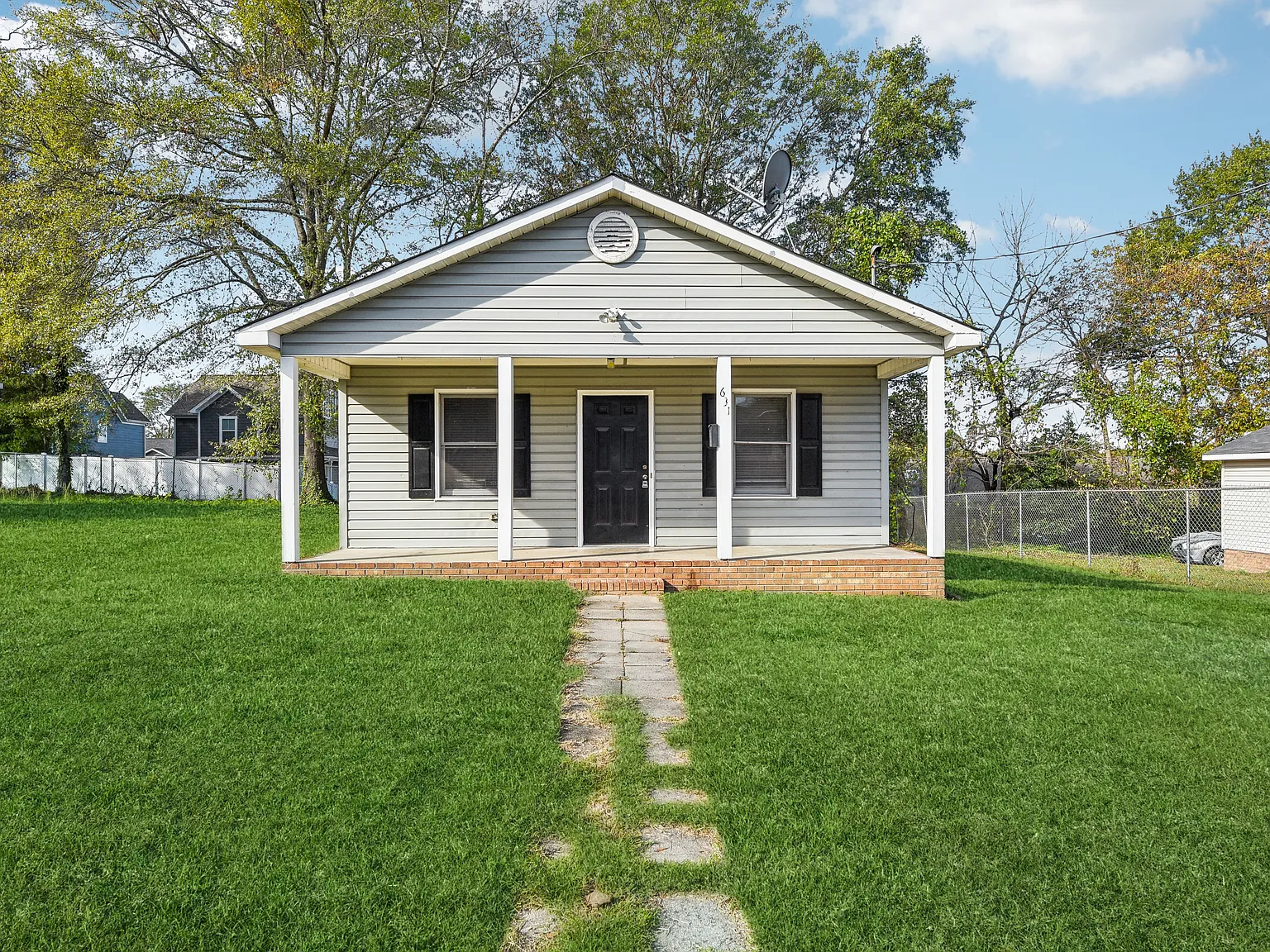 631 Moran St — Photo 2