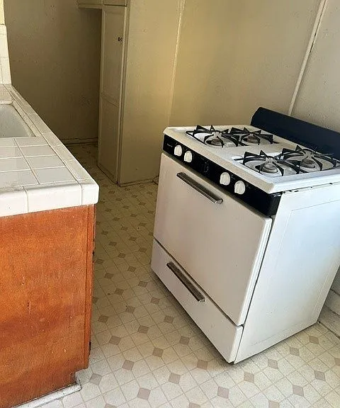 2500 S Hobart Blvd — Photo 12