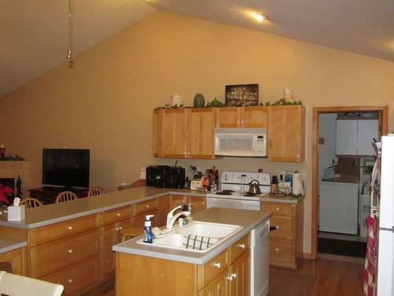 3rd image of 124 Hollie Dr