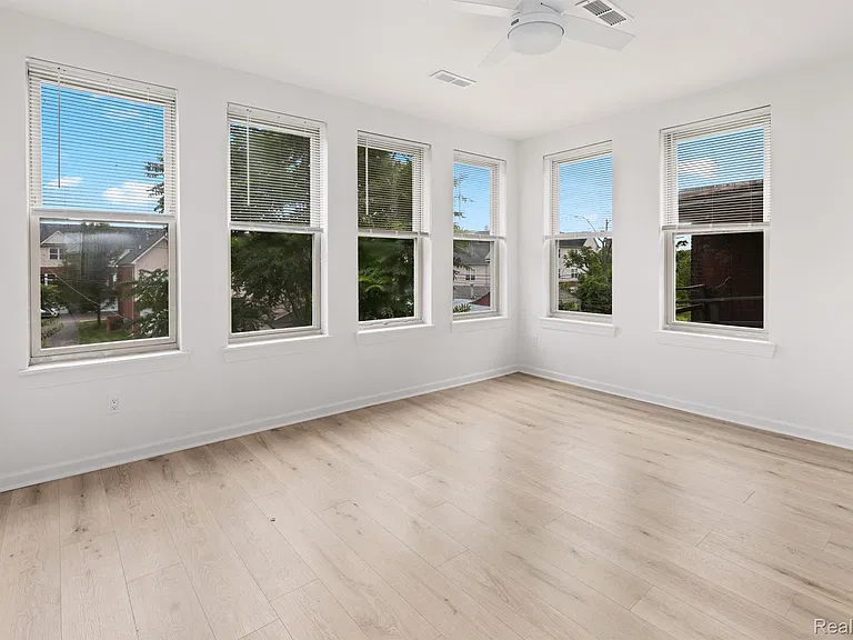314 Hendrie St — Photo 17