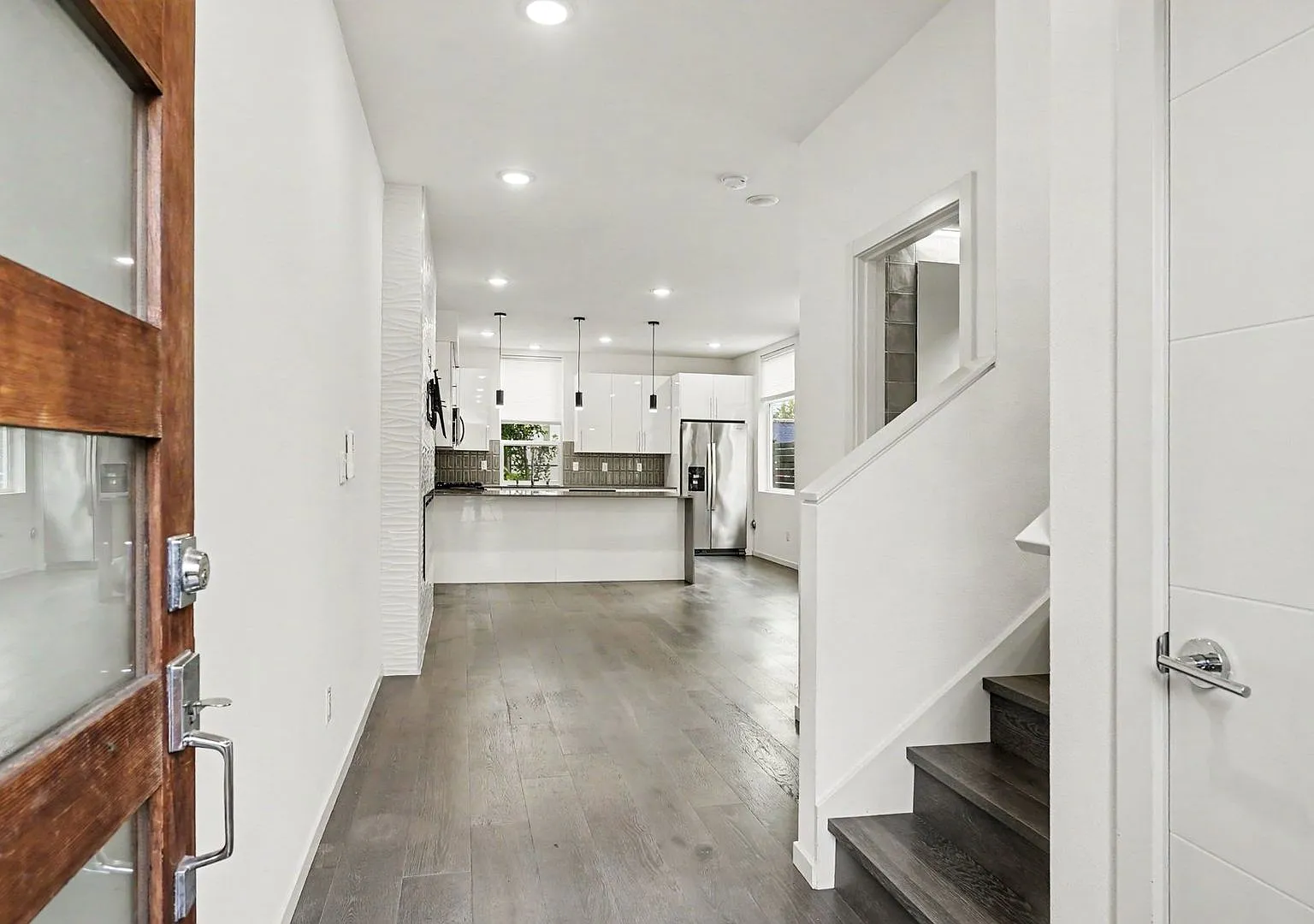 Modern 3-Bedroom Townhome with Rooftop Patio in Highland Park — Photo 3