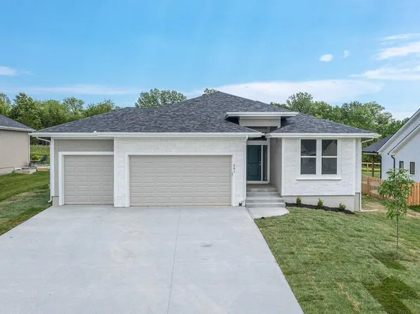 581 N Oakwood Ln, Tonganoxie, KS 66086