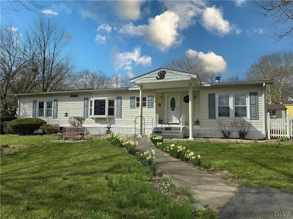 4 Woodsdale Ct, Bath, PA 18014