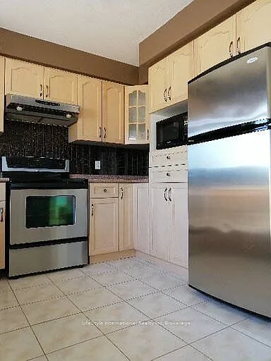 22 Clairfields Dr W #MAIN — Photo 5