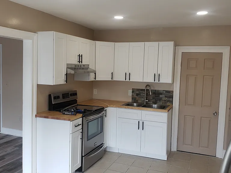 17-19 Mahl Ave #3 — Photo 2