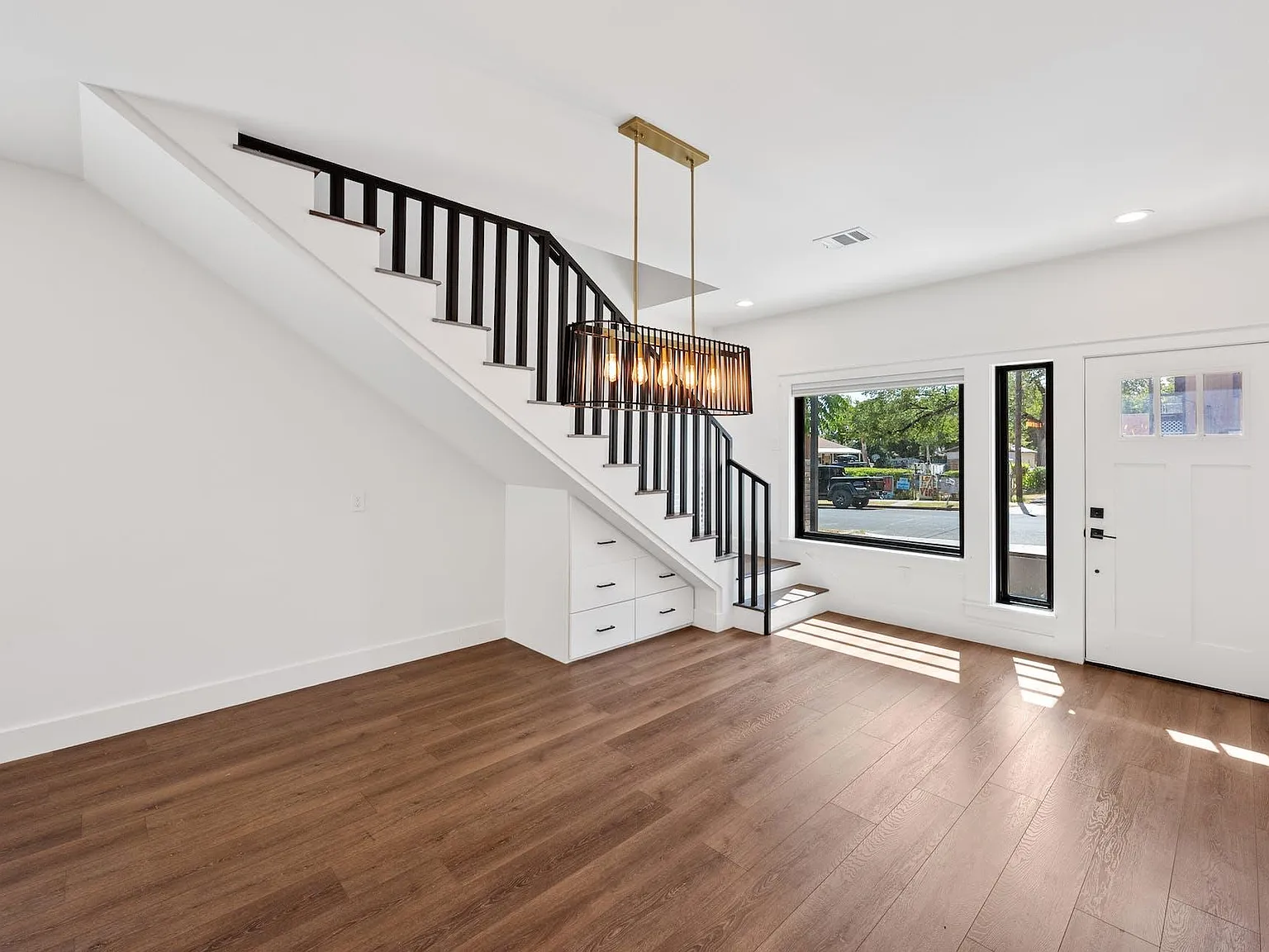 4 bed, 2.5 bath, 2084 sqft, $2,995 — Photo 4