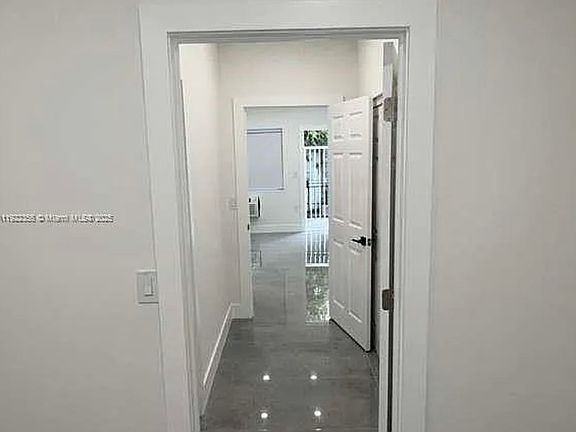 4th image of 935 Jefferson Ave APT 6