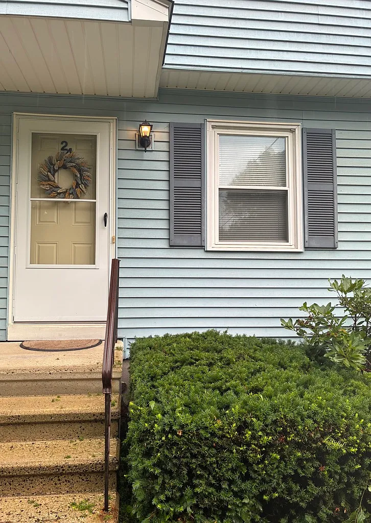 Cozy 3-Bed, 1.5 Bath in Manchester CT — Photo 2