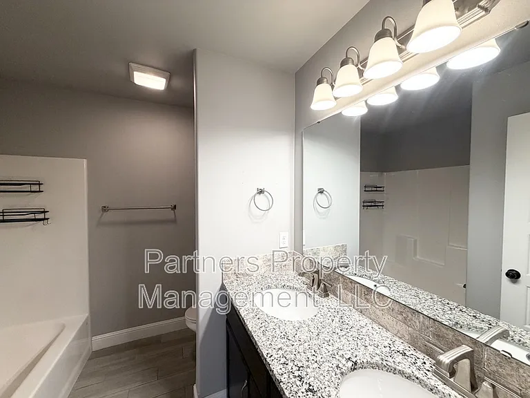 5910 NW Hancock St — Photo 11