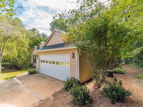4th image of 804 NW Riverstone Ln