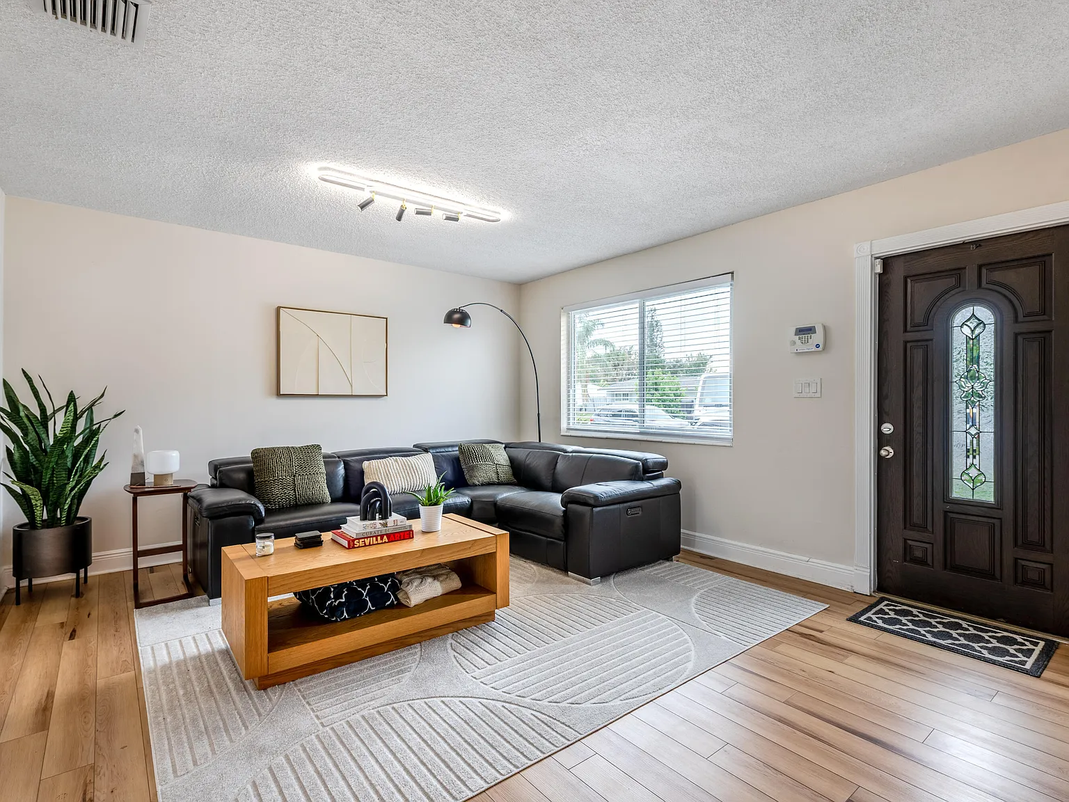 3 bed, 2.0 bath, 1232 sqft, $3,300 — Photo 4