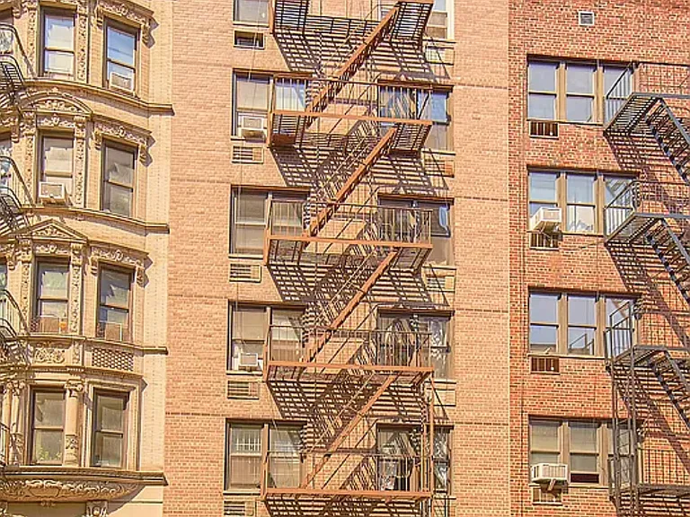 233 E 12th St #G — Photo 7
