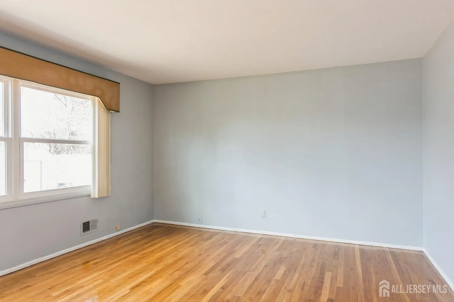 3 bed, 1.5 bath, $3,300 — Photo 4