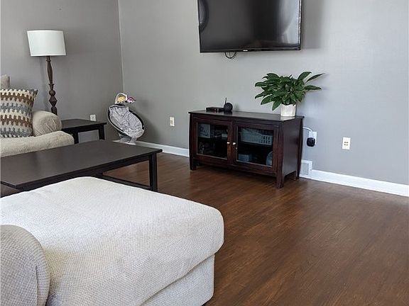 3rd image of 120 Sprucewood Dr