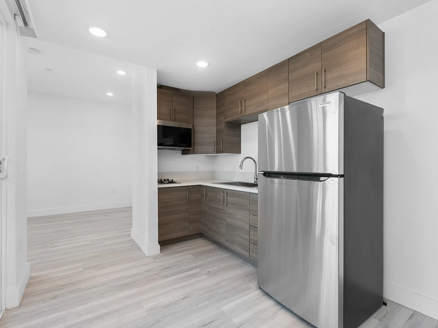 549 N Heliotrope Dr. — Photo 4