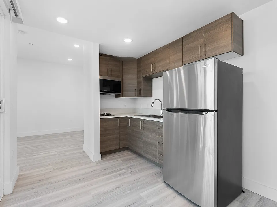 549 N Heliotrope Dr.