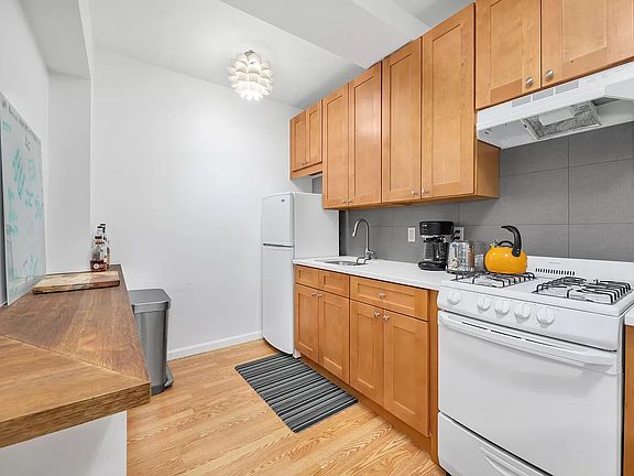 5th image of 250 W 24th St APT Gce
