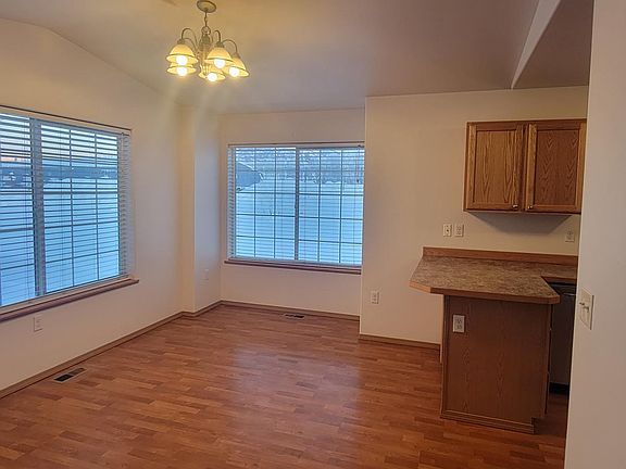 4th image of 432 E Kinnikinnik Ave