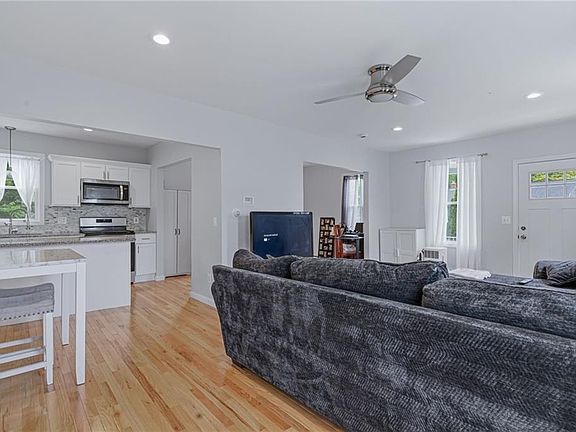4th image of 224 Francis Ave
