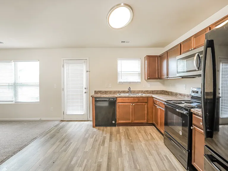 302 Freeman Cir — Photo 8