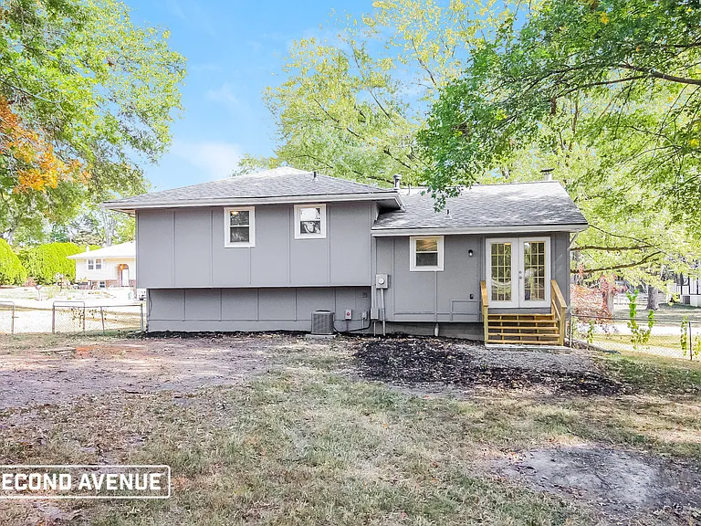 11032 N Harrison St — Photo 17