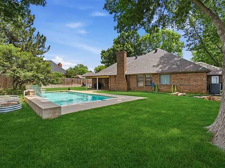 3006 NE Heritage Dr — Photo 24