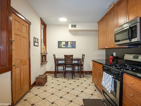 2nd image of 1919 W Montrose Ave APT 2