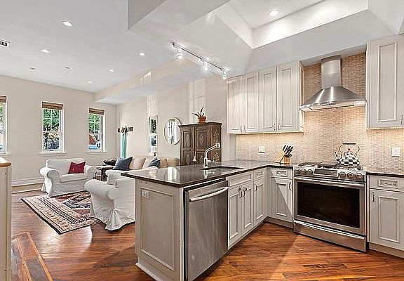 3rd image of 832 Dean St #1