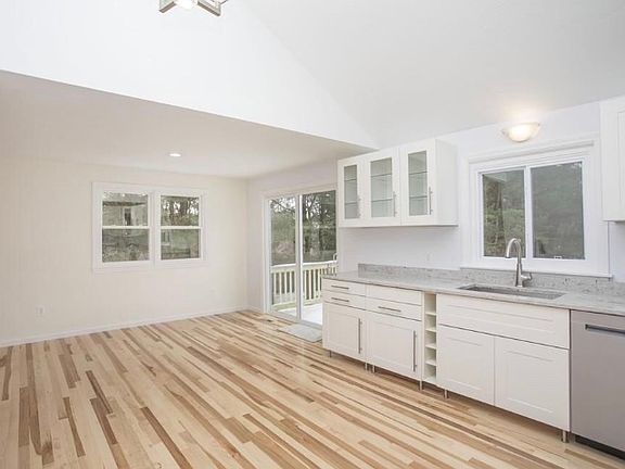 4th image of 113 Pierce Ave