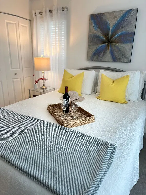 2 bed, 2.0 bath, 843 sqft, $4,000 — Photo 2