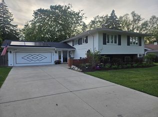 2S156 Hampton Ln, Lombard, IL 60148