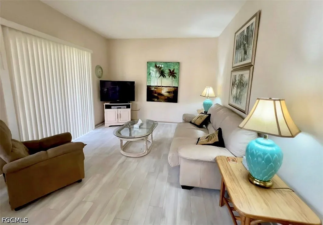 1 bed, 1.0 bath, 623 sqft, $1,300 — Photo 2
